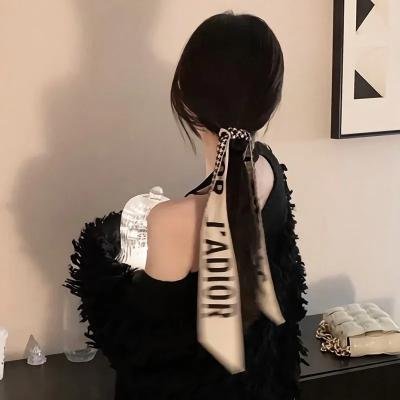 一个唱歌，另一个不唱歌